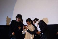 ヘジャさんのマイクを調整してあげるウォンビン　撮影：小泉薗子