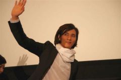 手を振りながら去るウォンビン　撮影：小泉薗子