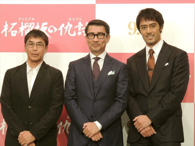 左から若松節朗監督、中井貴一、阿部寛